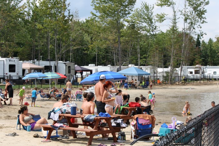 http://www.campingatlantide.com/wp-content/uploads/2017/02/camping-familial-complexe-atlantide-lac-plage-1.jpg
