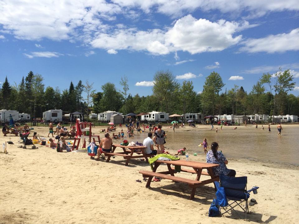 http://www.campingatlantide.com/wp-content/uploads/2017/02/camping-familial-complexe-atlantide-lac-plage-3.jpg