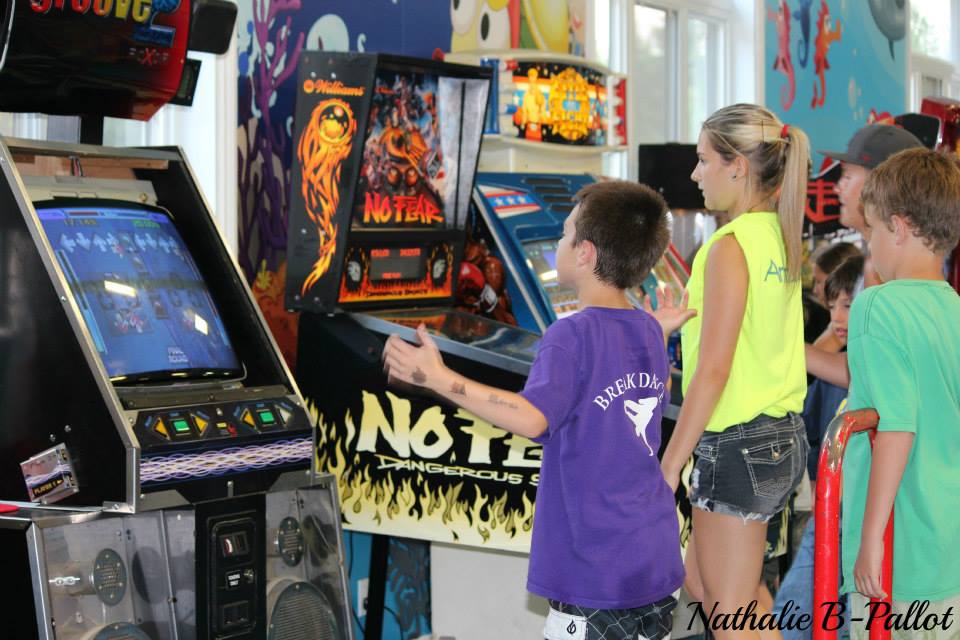 https://www.campingatlantide.com/wp-content/uploads/2017/02/camping-familial-complexe-atlantide-arcade.jpg