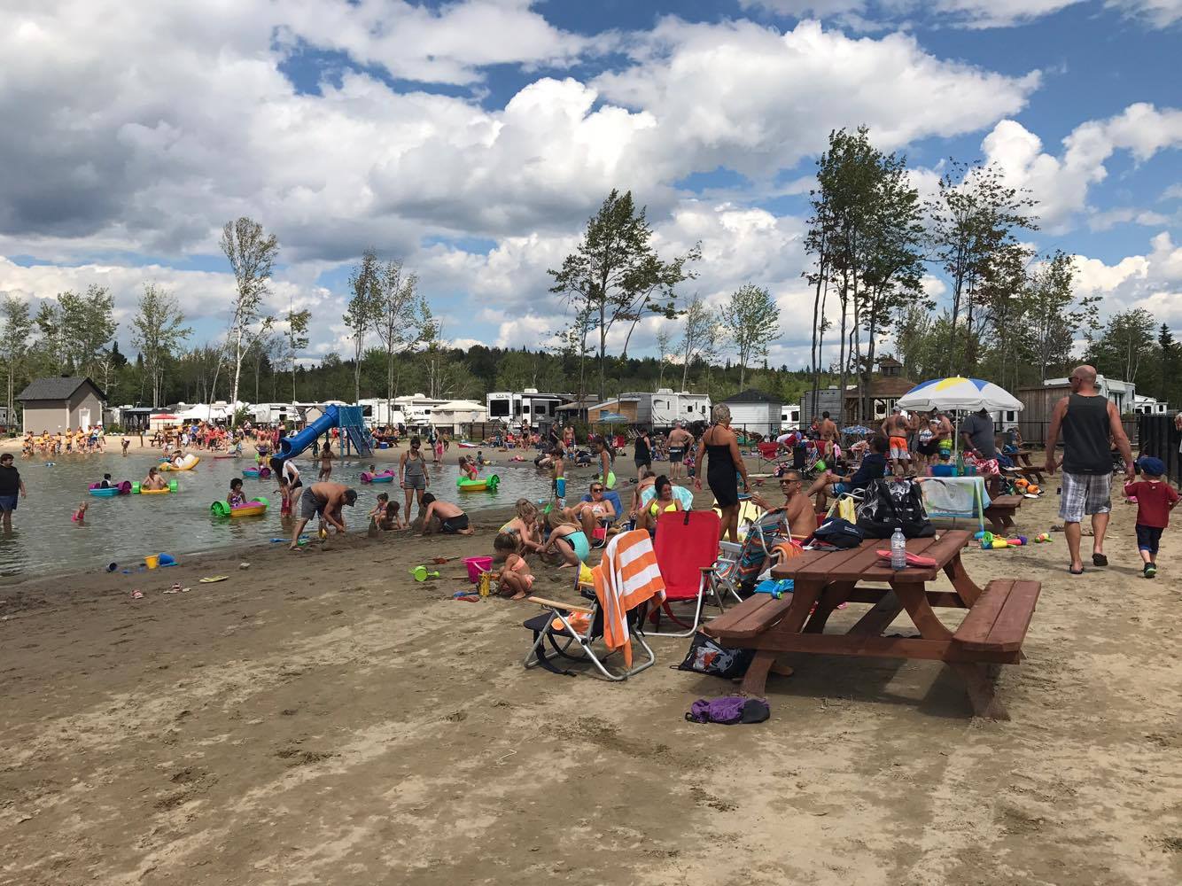 https://www.campingatlantide.com/wp-content/uploads/2017/08/beach-party-2017-complexe-atlantide-15.jpg