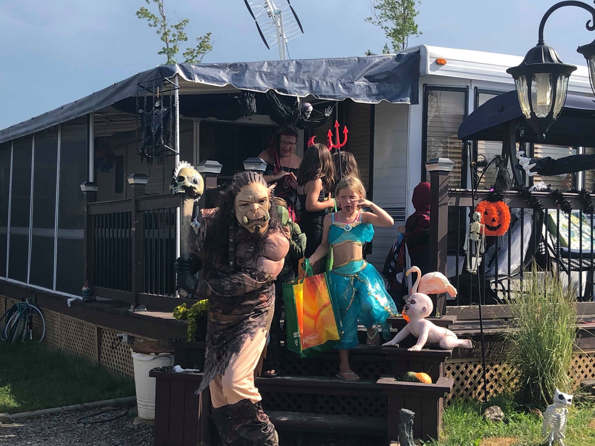 https://www.campingatlantide.com/wp-content/uploads/2019/07/halloween-complexe-atlantide-2019-15.jpg