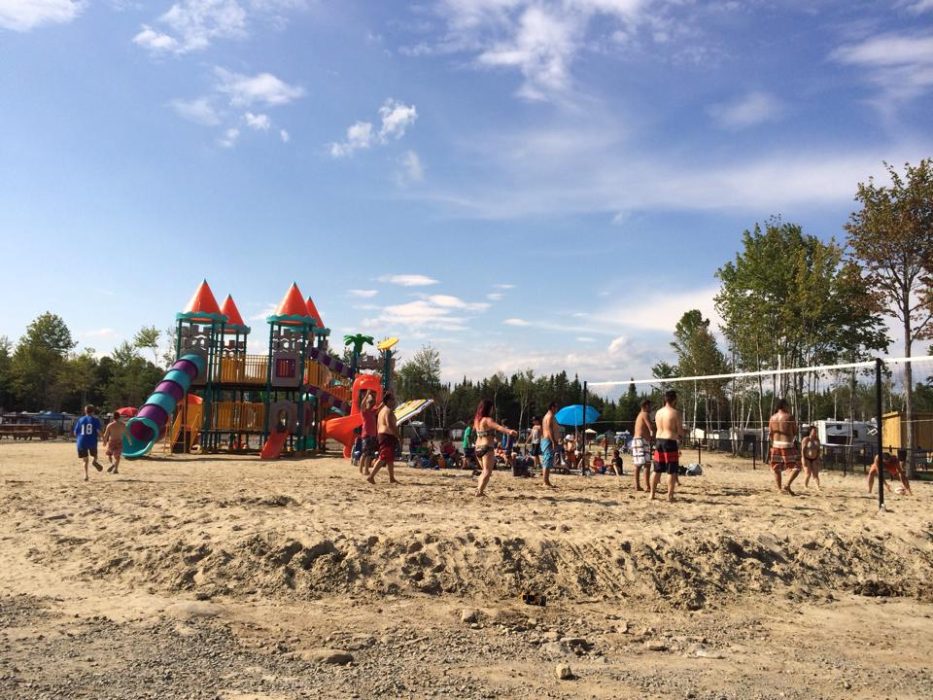terrain-volleybal-camping-familial-complexe-atlantide